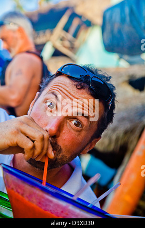 Man drinking cocktail surdimensionnée Banque D'Images