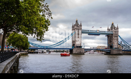 Tower Bridge sous un temps typiquement britannique, Londres, Royaume-Uni Banque D'Images