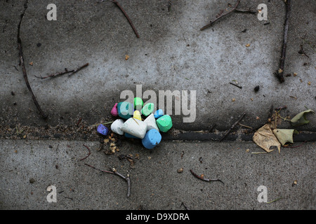 Un tas de craie de couleur sur un trottoir et maussade. Banque D'Images