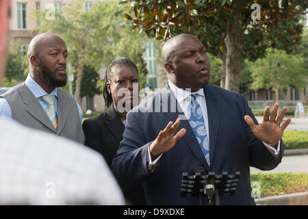 Sanford, Floride, USA. Le 27 juin 2013. Affaire Trayvon Martin Famille procureur Daryl Parcs, avec Tracy Martin & Sybrina Fulton, les parents de Trayvon. 17 ans Trayvon Martin a été abattu à Sanford, Floride, une banlieue d'Orlando, le 26 février 2012 en tant qu'il est revenu d'un dépanneur où il a acheté des bonbons et une canette de thé glacé. Le procès de George Zimmerman, surveillance de quartier bénévole qui tourné Martin a débuté lundi 24 juin, 2013. Zimmerman affirme avoir tué Martin en légitime défense après Martin l'a attaqué. Credit : Mary Kent/Alamy Live News Banque D'Images