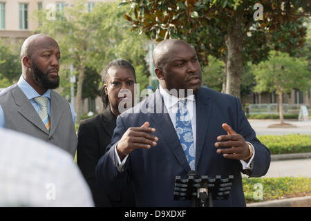 Sanford, Floride, USA. Le 27 juin 2013. Affaire Trayvon Martin Famille procureur Daryl Parcs, avec Tracy Martin & Sybrina Fulton, les parents de Trayvon. 17 ans Trayvon Martin a été abattu à Sanford, Floride, une banlieue d'Orlando, le 26 février 2012 en tant qu'il est revenu d'un dépanneur où il a acheté des bonbons et une canette de thé glacé. Le procès de George Zimmerman, surveillance de quartier bénévole qui tourné Martin a débuté lundi 24 juin, 2013. Zimmerman affirme avoir tué Martin en légitime défense après Martin l'a attaqué. Credit : Mary Kent/Alamy Live News Banque D'Images