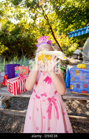 Jeune fille en costume de fête d'anniversaire Banque D'Images