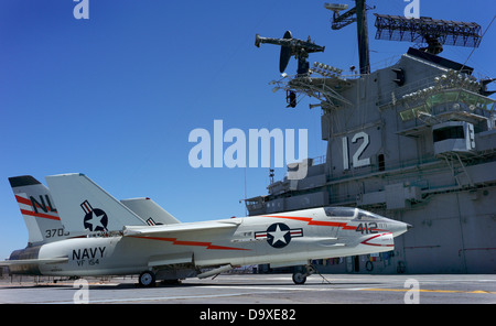 Chance Vought F-8 Crusader 'The Last Gunfighter', Air-Superiority supersonique Marine Fighter sur l'envol du USS Hornet Banque D'Images