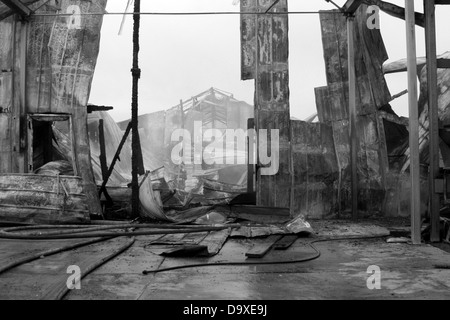 Un pompier au milieu d'un immeuble d'un incendie Banque D'Images