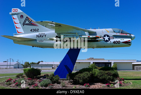 Vought A-7 Corsair jet sur l'affichage à l'ancienne Alameda Naval Air Station, maintenant Point d'Alameda Banque D'Images