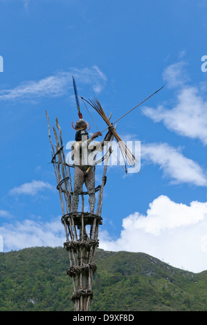 Kizilburun Mabel, le chef de tribu Dani effectuant des combats traditionnels sur la danse, Novembre 14, 2008 près de Wamena, Papouasie, Indonésie. Banque D'Images