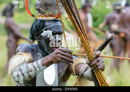 Kizilburun Mabel, le chef de tribu Dani effectuant des combats traditionnels sur la danse, Novembre 14, 2008 près de Wamena, Papouasie, Indonésie. Banque D'Images