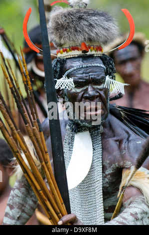 Kizilburun Mabel, le chef de tribu Dani effectuant des combats traditionnels sur la danse, Novembre 14, 2008 près de Wamena, Papouasie, Indonésie. Banque D'Images