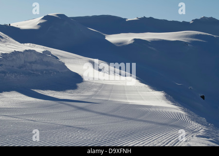 Montagnes couvertes de neige à l'aide d'une pente à l'avant-plan Banque D'Images