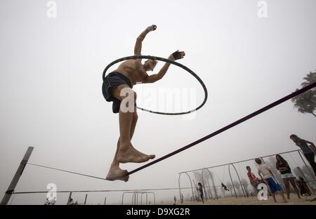 Los Angeles, Californie, USA 27 juin 2013. Jeffrey Nash, 51 ans, de Santa Monica, hula hooping promenades tandis que sur une sangle comme il pratique dans un Santa Monica beach Jeudi, 27 juin 2013 à Santa Monica, en Californie. Ringo : crédit Chiu/ZUMAPRESS.com/Alamy Live News Banque D'Images