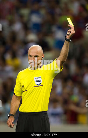 Howard Webb (arbitre), le 27 juin 2013 - Football / Soccer : Arbitre Howard Webb montre une carte jaune lors de la Coupe des Confédérations de la fifa, Brésil 2013 Demi-finale entre l'Espagne 0(7-6)0 de l'Italie à l'Estadio Castelao à Fortaleza, Brésil. Credit : Maurizio Borsari/AFLO/Alamy Live News Banque D'Images