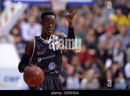 File photo montre l'Allemand Dennis Schroeder en action pour son club à Braunschweig. Schroeder jouera pour le club NBA Atlanta Hawks après avoir été rédigé à l'été 2013. Banque D'Images