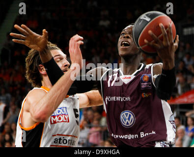 File photo montre l'Allemand Dennis Schroeder (R) en action pour son club à Braunschweig. Schroeder jouera pour le club NBA Atlanta Hawks après avoir été rédigé à l'été 2013. Banque D'Images