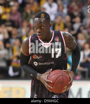 File photo montre l'Allemand Dennis Schroeder en action pour son club à Braunschweig. Schroeder jouera pour le club NBA Atlanta Hawks après avoir été rédigé à l'été 2013. Banque D'Images