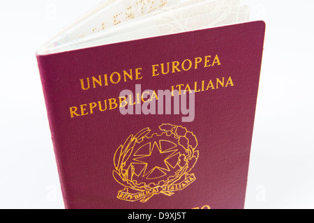 High angle shot de passeport italien debout sur fond blanc Banque D'Images