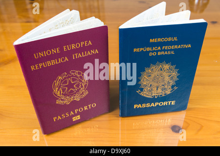 High angle shot d'italien et des passeports brésiliens côte à côte sur une impression de fond en bois Banque D'Images