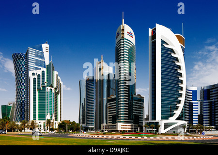 West Bay est le nouveau centre urbain de Doha, au Qatar. Il est en pleine expansion avec de nombreux gratte-ciel contemporains Banque D'Images