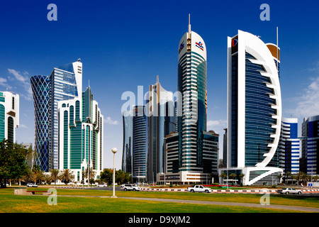 West Bay est le nouveau centre urbain de Doha, au Qatar. Il est en pleine expansion avec de nombreux gratte-ciel contemporains Banque D'Images