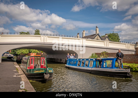 London Bridge transportant l'A49 la route sur le canal de Bridgewater et son narrowboats à Stockton Heath. Banque D'Images