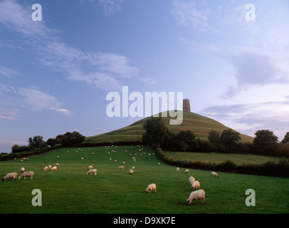 Glastonbury Tor avec deux personnes sur le sommet près de St Michael's Tower Glastonbury, Somerset. Vu du nord-est dans la lumière du soir. Banque D'Images