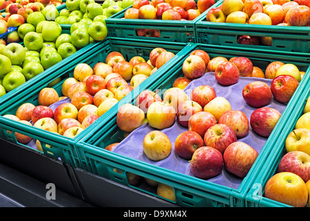 Des pommes rouges et vertes Banque D'Images