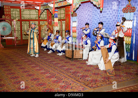 Le Tumen Ekh Song and Dance Ensemble à Oulan-Bator, Mongolie, Asie Banque D'Images