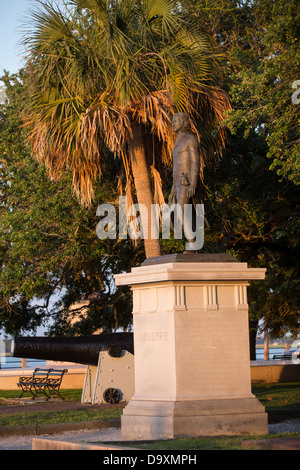 Statue de héros de guerre révolutionnaire William Moultrie à White Point jardins le long de la batterie à Charleston, SC. Banque D'Images