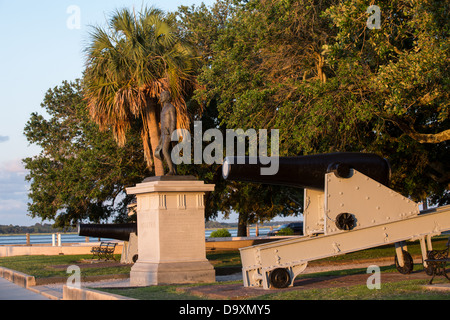 Statue de héros de guerre révolutionnaire William Moultrie et un canon columbiad confédérée à White Point jardins le long de la batterie en Banque D'Images