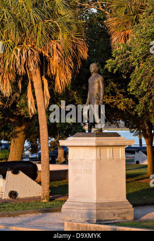 Statue de héros de guerre révolutionnaire William Moultrie à White Point jardins le long de la batterie à Charleston, SC. Banque D'Images