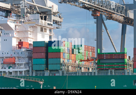 Déchargement de conteneurs dans le port de Rotterdam Banque D'Images