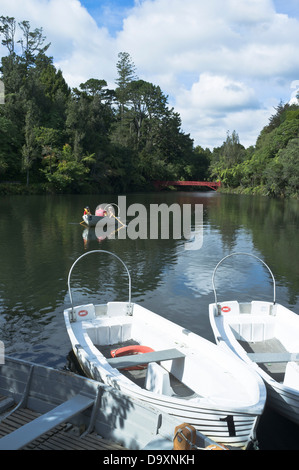 dh Pukekura Park NEW PLYMOUTH NEW ZEALAND famille aviron nautique bateaux de lac et pont rouge taranaki nz bateau Banque D'Images