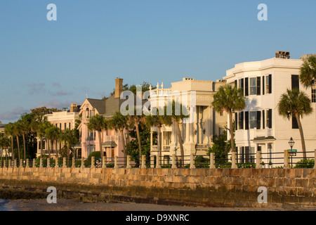 Antebellum Stately maisons historiques le long de la batterie haute à Charleston, SC. Banque D'Images