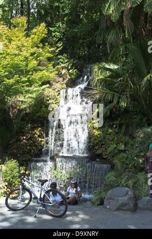 Dh Parc Pukekura NEW PLYMOUTH NOUVELLE ZÉLANDE Les enfants et vélo à la chute d'un parc Banque D'Images