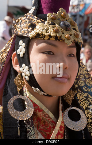 Lors de l'Assemblée participant costumé Festival Naadam au stade National à Oulan-Bator, Mongolie, Asie Banque D'Images