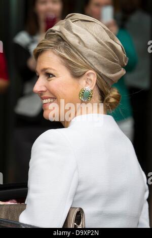 Amsterdam, le 28 juin 2013. La Reine Máxima assiste à la Startup Bootcamp Demo Day. La Reine va à la présentation d'un certain nombre de start-ups au cours de l'émission du matin. Photo : PRE-Albert Ph.van der Werf / dpa/Alamy Live News Banque D'Images