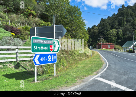 dh Forgotten World Highway WHANGAMOMONA NOUVELLE-ZÉLANDE SH43 State Highway route signpoint nz North Island signpoints Banque D'Images