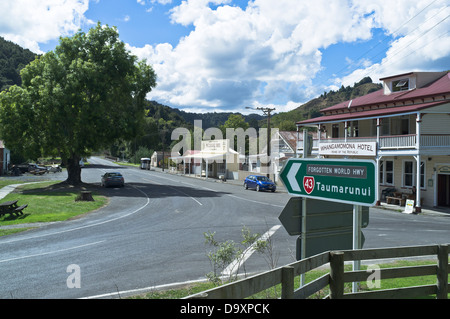 Dh monde oublié Autoroute WHANGAMOMONA NEW ZEALAND SH43 panneau routier l'autoroute de l'état et l'hôtel Whangamomna Banque D'Images