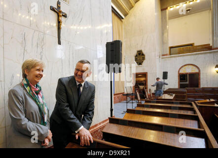 Document - un document dossier datée du 28 juin 2013 montre gouverneur de Rhénanie du Nord-Westphalie Hannelore Kraft (L) et le gendarme Miroslaw Sekula visiter le parlement de Kattowice, Pologne, 28 juin 2013. La région polonaise de Silésie et de Rhénanie du Nord-Westphalie intrend à poursuivre et intensifier leur collaboration politique et économique. Photo : Staatskanzlei NRW Banque D'Images