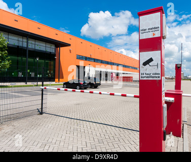 Entrée sécurisée d'un entrepôt moderne en orange la zone du port de Rotterdam Banque D'Images