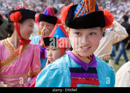 Participants costumés à l'assemblée annuelle du Festival Naadam au stade National à Oulan-Bator, Mongolie, Asie Banque D'Images