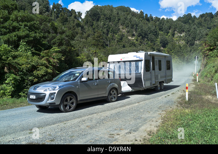 dh Forgotten World Highway OHURA ROUTE NOUVELLE ZÉLANDE 4x4 hors-roader voiture de traction caravane sur SH43 état autoroute route de remorquage vacances Banque D'Images