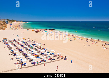 Les gens en train de bronzer sur la plage Praia dos Pescadores Fishermans Albufeira Algarve Portugal Europe de l'UE Banque D'Images