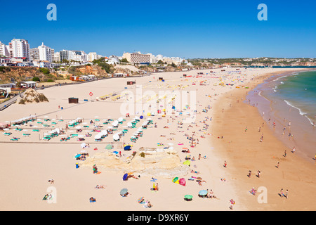 Baigneurs sur la plage Praia da Rocha Portimao Algarve Portugal Europe de l'UE Banque D'Images
