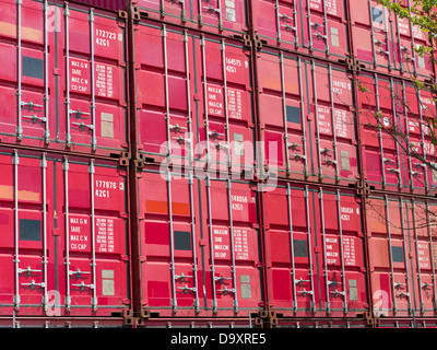 Les conteneurs de fret rouge sur un grand espace de rangement dans la zone portuaire de Rotterdam. Ils sont utilisés comme une sauvegarde Banque D'Images