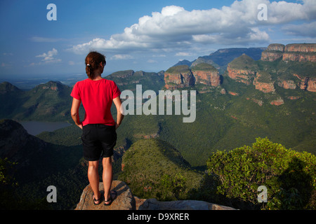 Les touristes à la recherche sur le Blyde River Canyon, Mpumalanga, Afrique du Sud Banque D'Images