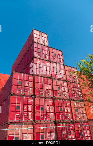 Les conteneurs de fret rouge sur un grand espace de rangement dans la zone portuaire de Rotterdam. Ils sont utilisés comme une sauvegarde Banque D'Images