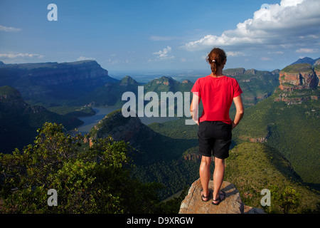 Les touristes à la recherche sur le Blyde River Canyon, Mpumalanga, Afrique du Sud Banque D'Images