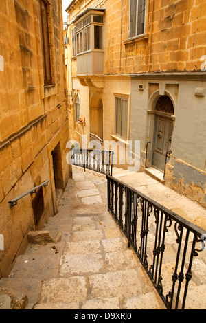 Petite rue dans le quartier des chevaliers dans Il-Birgu, Malte, l'Europe du sud. Banque D'Images