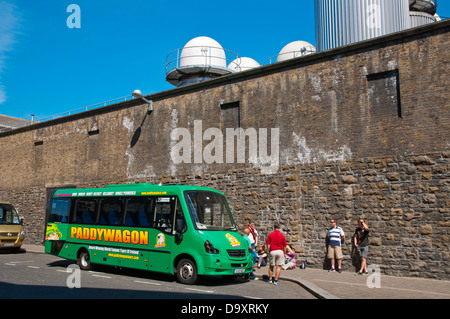 Visite guidée d'Paddywagon tourist bus en face de l'Europe Irlande Dublin Guinness Storehouse Banque D'Images