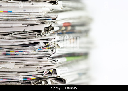 Pile de journaux sur fond blanc Banque D'Images